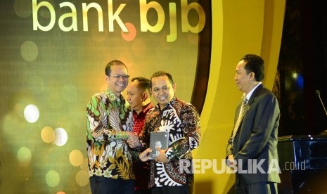 Dirut Bank BJB Ahmad Irfan (kiri) memberikan hadiah buku Ahmad Irfan 