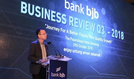 Dirut Bank BJB Ahmad Irfan menyampaikan kinerja korporasi dalam acara business review triwulan III-2018 di Bandung, Senin (29/10).   