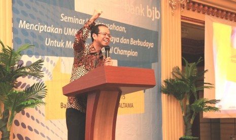 Dirut Bank BJB Ahmad Irfan menyampaikan sambutan dan motivasi kepada pelaku UMKM dalam seminar kewirausahaan di Pandeglang, Bandung, Kamis (26/11).