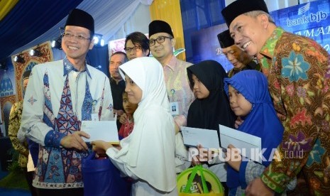 Dirut Bank BJB Ahmad Irfan secara simbolis memberikan santunan kepada 10.000 anak yatim pada acara 'BJB Berbagi Ramadhan Memberi' di Halaman Kantor Bank BJB, Jl Naripan Kota Bandung, Senin (20/6