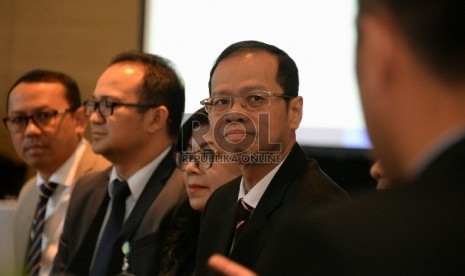 Dirut Bank BJB Ahmad Irfan (tengah) bersama jajaran direksi memberikan keterangan usai acara analyst meeting 1Q-2015 di Jakarta, Selasa (28/4).