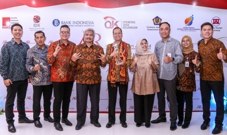 Dirut Bank BJB Ahmad Irfan (tengah) beserta jajaran komisaris, direksi dan manajemen Bank BJB menunjukkan piala ARA 2016 yang diraih Bank BJB di Jakarta, Selasa (19/9). 