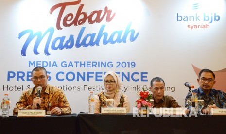 Dirut Bank BJB Syariah Indra Falatehan (kiri) menyampaikan pemaparannya pada acara Press Conference bertajuk Tebar Maslahah, di Kota Bandung, Kamis (23/1).