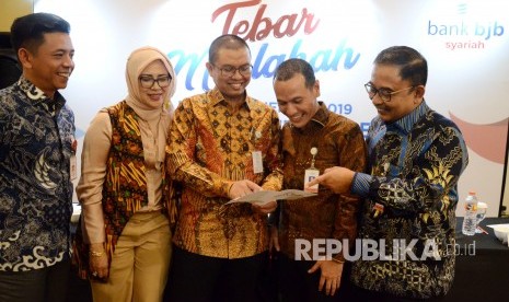 Dirut Bank BJB Syariah Indra Falatehan (tengah) berbincang dengan para direksi pada acara Press Conference bertajuk Tebar Maslahah, di Kota Bandung, Kamis (23/1).