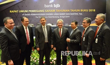 Dirut Bank BJB Yuddy Renaldi (keempat kanan), bersama jajaran direksi berfoto bersama usai Rapat Umum Pemegang Saham Tahunan Tahun Buku 2018 Bank BJB, di Ballroom The Trans Luxury Hotel, Kota Bandung, Selasa (30/4).