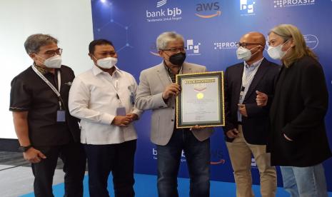 Dirut Bank BJB Yuddy Renaldi (ketiga kiri) menunjukkan Piagam Rekor Muri atas raihan  sertifikasi ISO 20000 dan ISO 27001 kepada Presdir PT DCI Indonesia Toto Sugiri (kanan), Direktur Utama PT. Proxsis Global Solusi Andrianto Moeljono (kedua kanan) Direktur Information Technology, Treasury and International Banking Bank BJB Rio Lanasier dan Direktur Operasional Bank BJB Tedi Setiawan di PT DCI, Cikarang, Bekasi, Rabu (23/2). Bank BJB merupakan BPD pertama yang mendapatkan sertifikasi ISO 20000 dan ISO 27001 secara bersamaan.