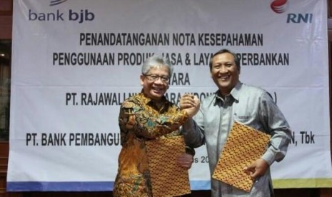   Dirut Bank BJB Yuddy Renaldi (kiri) dan Dirut PT RNI B Didik Prasetyo seusai menandatangani nota kerja sama terkait sinergi bisnis di Gedung PT RNI, Jakarta, Kamis (1/8).