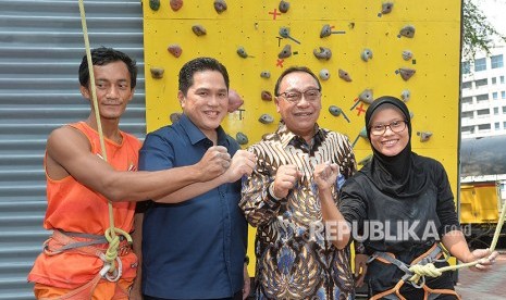 Dirut Bank BTN Maryono (kedua kanan) dan Ketua Umum Komite Olimpiade Indonesia (KOI) yang juga Ketua Umum Panitia Pelaksana Asian Games 2018 (INASGOC) Erick Thohir (kedua kiri) berfoto bersama dengan dua Atlet Panjat Tebing dari DKI Jakarta, Muhadi (kiri) dan Nur Alvita Rahma (kanan) pada acara pengumuman rencana peluncuran program KPR BTN Atlet di GOR Soemantri Brodjonegoro, Jakarta, Rabu (30/5).