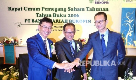  Dirut Bank Bukopin Syariah Riyanto pra RUPS (kiri), Komisaris Utama BSB Trijoko (tengah), dan Dirut hasil RUPS Tahunan BSB Saidi Mulia Lubis (kanan) berfoto bersama usai RUPST BSB Tahun Buku 2016 di Jakarta, Rabu (3/5). 