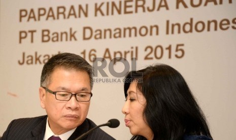 Dirut Bank Danamon Sng Seow Wah (kiri), dan Direktur Bank Danamon Vera Eve Lim saat Paparan Kinerja Kinerja Kuartal I Tahun 2015 PT. Bank Danamon Indonesia Tbk, Jakarta, Kamis (16/4).  (Republika/ Yasin Habibi).