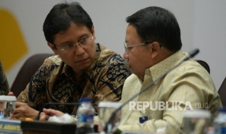 Dirut Bank Mandiri Budi G Sadikin Dan Wadirut Bank Mandiri Sulaiman A Arianto saat menyampaikan paparan kinerja triwulan IV-2015 di Jakarta, Selasa (23/2).