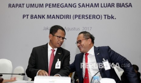 Dirut Bank Mandiri Kartika Wirjoatmodjo (kanan), berbincang bersama Wakil Komisaris Utama Imam Aprianto Putro (kiri) jelang memimpin Rapat Umum Pemegang Saham Luar Biasa (RUPSLB) Bank Mandiri 2017 di Jakarta, Senin (21/8). 