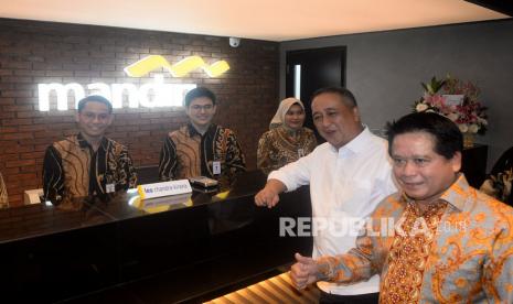 Dirut Bank Mandiri Royke Tumilaar (dua kanan) bersama Wadirut Bank Mandiri Hery Gunardi (kanan). Royke mengatakan tugas direktur utama akan dijalan oleh Hery Gunardi sebagai Pelaksana Tugas (Plt), sementara Royke pindah ke BNI.