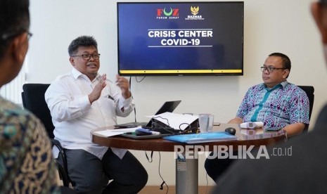 Dirut Baznas Arifin Purwakananta (kiri) dalam pertemuan membahas Crisis Center Covid19 di Jakarta, Senin (2/3). 