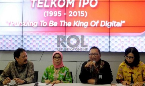 Dirut BEI Tito Sulistio (kedua kiri), Kepala Eksekutif Pengawas Pasar Modal OJK Nurhaida (tengah) serta Direktur Keuangan Telkom Heri Sunaryadi (kedua kanan) memberkan keterangan kepada wartawan di Bursa Efek Indonesia, SCBD, Jakarta, Senin (2/11).