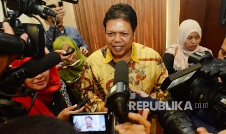 Dirut Bio Farma Iskandar menjelaskan tentang pemalsuan vaksin pada konferensi pers terkait vaksin palsu, di Bio Farma, Kota Bandung, Kamis (30/6).   (Republika/Edi Yusuf)