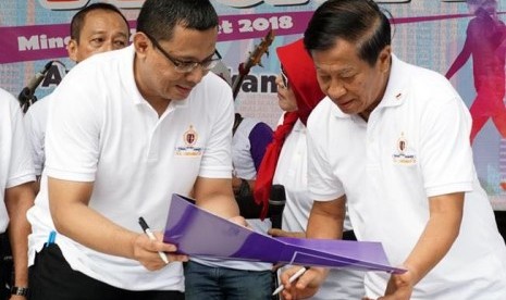  Dirut Bio Farma M Rahman Roestan (kiri) dan Ketua Umum IKAL Jenderal TNI (HOR) (Purn) Agum Gumelar MSc menandatangani nota kesepahaman terkait peningkatkan pemahaman regulasi produk farmasi, vaksin dan lifescience dalam peringatan HUT Ikatan Keluarga Alumni Lemhannas (IKAL) ke-40 di Kampus Lemhannas, Jalan Merdeka Selatan, Jakarta Pusat, beberapa waktu lalu.