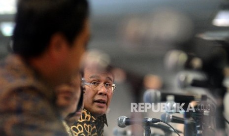  Dirut BNI Ahmad Baiquni (tengah) berbicara kepada media seusai Rapat Umum Pemegang Saham (RUPS) di Jakarta, Kamis (10/3).