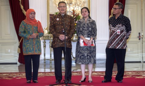 Dirut BPJS Kesehatan Fachmi Idris (kedua kiri), Menko PMK Puan Maharani (kedua kanan), Mensos Khofifah Indar Parawansa (kiri) dan Staf Khusus Presiden bidang Komunikasi Johan Budi (kanan) memberikan keterangan pers di Istana Merdeka, Jakarta, Kamis (10/3).