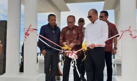 Dirut BPJS Ketenagakerjaan Agus Susanto (tengah) meresmikan fasilitas objek wisata Hutaginjang, Danau Toba, Sabtu (1/9). Agus didampingi Anggota Dewan Pengawas BPJS Ketenagakerjaan, Rekson Silaban (kiri) dan Bupati Tapanuli Utara, Nikson Nababan (kanan). Kredit foto: Humas BPJS Ketenagakerjaan)