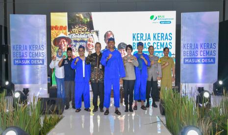 Dirut BPJS Ketenagakerjaan Anggoro Eko Cahyo bersama stakeholder meluncurkan program kerja keras bebas cemas masuk desa