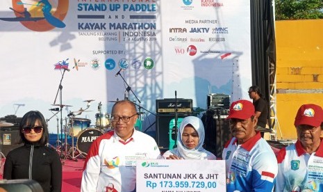 Dirut BPJSTK Agus Susanto (tengah) menghadiri Belitung Geopark International Stand Up Paddle 