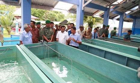 Dirut BRI Asmawi Syam dan Pangdam XVI/Pattimura Mayjen (TNI) Doni Monardo saat meninjau lokasi pelatihan budi daya ikan laut di Ambon, Maluku.