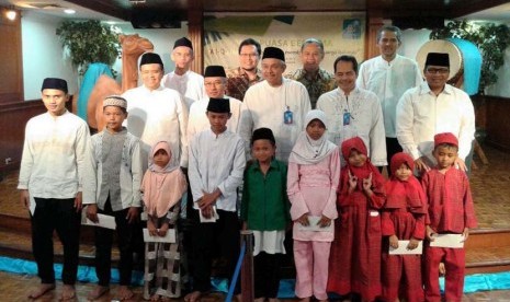 Dirut BRI Syariah Moch Hadi Santoso bersama anak-anak yatim