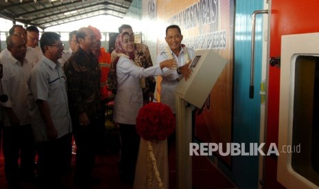 Dirut Bulog, Budi Waseso (kanan) didampingi Bupati Brebes, Idza Priyanti (kedua kanan) saat Groundbreaking pemasangan Mesin CAS (tempat penyimpanan bawang merah) di Komplek Pergudangan Desa Klampok, Brebes, Jawa Tengah, Rabu (4/7).