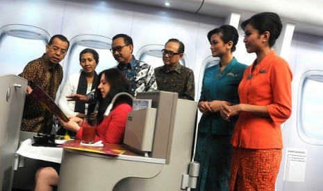 Dirut Garuda Indonesia Emirsyah Satar (kiri) bersama Wakil Dirut Bank BNI Felia Salim (dua kiri), Wamenhub Bambang Susantono (ketiga kiri) dan Ketua Umum Kadin Suryo Bambang Sulisto (ketiga kanan) dan Acting British Ambassador Rebecca Razavi (duduk) meninj