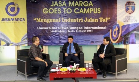 Dirut Jasa Marga Adityawarman (tengah) saat menjadi pembicara di Jasa Marga Goes to Campus USBI