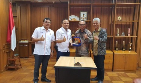 Dirut Jaswita Jabar, Deni Nurdyana Hadimin (kanan berbatik) menandatangani kerja sama dengan PT Perhutani kembangkan Wisata Ranca Upas.