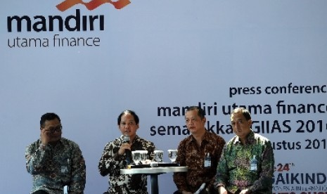 Dirut Mandiri Utama Finance Stanley Setia Atmaja (kedua kiri) saat peluncuran pembiayaan Gaikindo Indonesia International Auto Show 2016 di Jakarta, Rabu (3\8).