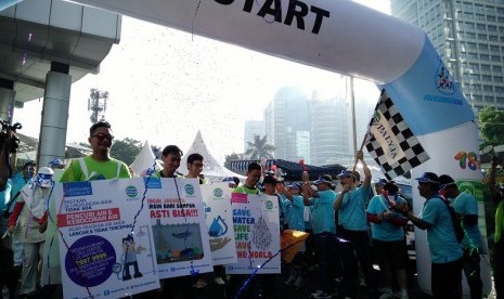 Dirut PAM Jaya, Erlan Hidayat melepas peserta 'Walk for Water' yang digelar PALYJA dalam rangka Hari Air Dunia