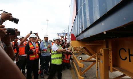 Dirut Pelindo I, Bambang Eka Cahyana memecahkan kendi menandai pengapalan eskpor perdana sebanyak 205 TEUs melalui Pelabuhan Kuala Tanjung, Kamis (27/12).