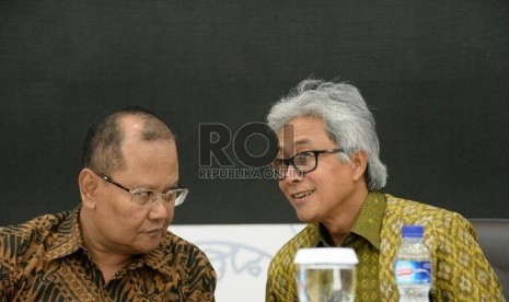 Dirut Pertamina Dwi Soetjipto dan Direktur Pengelolahan Rahmad Hardadi berbincang sebelum memberikan keterangan mengenai kinerja pertamina kuartal I/2015 di Jakarta, Rabu (29/4). (Republika/Prayogi)