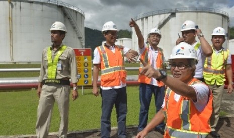   Dirut Pertamina Dwi Soetjipto di terminal BBM Pertamina Teluk Kabung, Sumbar, Sabtu (21/3).