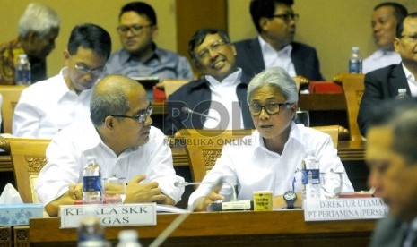 Dirut Pertamina Dwi Soetjipto (kanan) berbincang dengan Kepala SKK Migas Amien Sunaryadi (kiri) saat mengikuti rapat kerja antara Menteri ESDM Sudirman Said dengan Komisi VII DPR di Komplek Parlemen, Jakarta, Rabu (8/4).