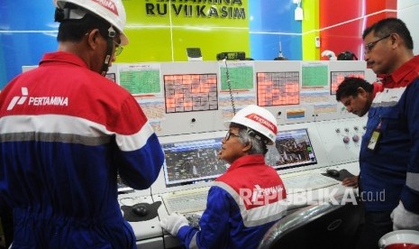 Dirut Pertamina Dwi Soetjipto (tengah) mendengarkan penjelasan dari petugas saat meninjau ruang kontrol kilang Kasim RU VII di Kabupaten Sorong, Papua Barat, Ahad (1/5).  (Republika/Amin Madani)