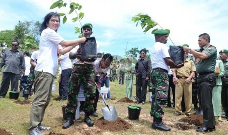   Dirut Pertamina Karen Agustiawan (kiri) dan Kepala Staf Angkatan Darat (KASAD) Jenderal TNI Budiman (kanan) melakukan penanaman pohon di Yonif Arai 752 Manokwari, Papua Barat, Kamis (21/11).  (Republika/Edi Yusuf)