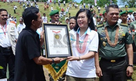  Dirut Pertamina Karen Agustiawan (tengah) dan KASAD Jenderal TNI Budiman (kanan) menerima rekor MURI  usai penanaman pohon di Yonif Arai 752 Manokwari, Papua Barat, Kamis (21/11).   (Republika/Edi Yusuf)