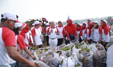 Dirut Perum Jasa Tirta II, U  Saefudin Noer (tengah, memegang mikrofon) seusai  bersama karyawannya bergotong-royong membersihkan eceng gondok dan sampah di perairan Waduk Jatiluhur.