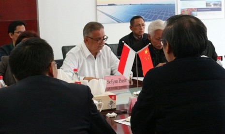 Dirut PLN Sofyan Basir saat melakukan kunjungan di Dongfang Huansheng Photovoltaic, Jiangsu, Cina, Selasa (5/12). Dongfang merupakan perusahaan manufaktur panel surya.