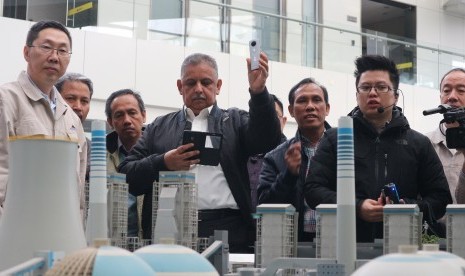 Dirut PLN Sofyan Basir (tengah) saat mengunjungi PLTU rendah emisi milik Shenhua Energy Company Limited di Ninghai, Cina, Rabu (6/12). Kunjungan ini salah satunya untuk memastikan kualitas PLTU serupa yang akan dibangun di Kecamatan Kramatwatu, Kabupaten Serang, Provinsi Banten oleh konsorsium Shenhua dan PT PJB.