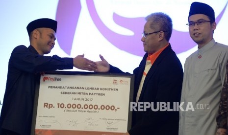 Dirut PPPA Daarul Quran Anwar Sani (kiri) saat meyerahkan plakat komitmen kepada Direktur Pelaksana Paytren Hari Prabowo (Ilustrasi)