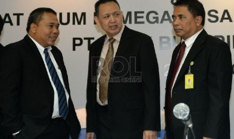 Dirut PT Bank Bukopin Tbk Glen Glenardi (tengah) bersama jajaran direksi berbincang usai melakukan Rapat Umum Pemegang Saham Tahunan dan Luar Biasa ( RUPST & LB) di Jakarta, Kamis (28/5).