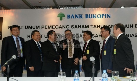 Dirut PT Bank Bukopin Tbk Glen Glenardi (tengah) bersama jajaran direksi berbincang usai melakukan Rapat Umum Pemegang Saham Tahunan dan Luar Biasa ( RUPST & LB) di Jakarta, Kamis (28/5).