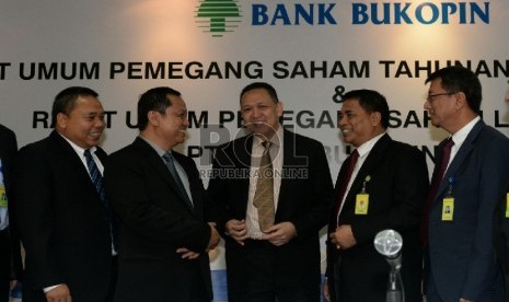 Dirut PT Bank Bukopin Tbk Glen Glenardi (tengah) bersama jajaran direksi berbincang usai melakukan Rapat Umum Pemegang Saham Tahunan dan Luar Biasa ( RUPST & LB) di Jakarta, Kamis (28/5).