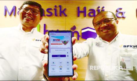 Dirut PT Bank Muamalat Indonesia Tbk Indra Falatehan (kiri) didampingi oleh Dir Op dan Digital Bank Muamalat Wahyu Avianto (kanan) memperlihatkan tampilan Muamalat DIN calon jamaah haji dari Bank Muamalat di Ruang Manasik Haji dan Umrah, Muamalat Tower, Jakarta, Selasa (6/6).