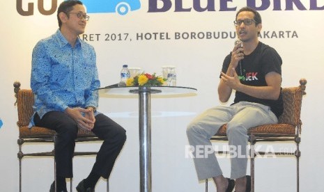 Dirut PT Blue Bird Purnomo Prawiro (kiri) bersama CEO Go-Jek Nadiem Makarim memberik keterangan kepada wartawan saat peluncuran aplikasi Go-Bluebird di Jakarta, Kamis (30/3).